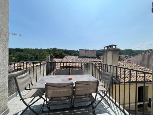 Appartement rénové avec terrasse ! : Appartements proche de Châteauneuf-du-Rhône