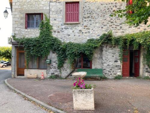 Grande maison chaleureuse de village : Maisons de vacances proche de Saint-Laurent-sous-Coiron