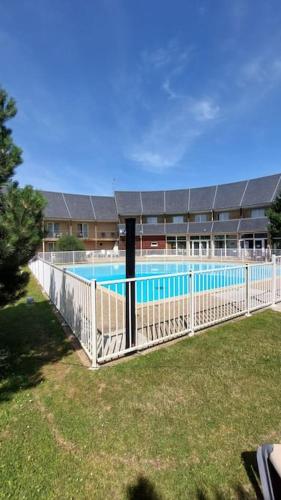 Appartement cosy 5 mins Honfleur piscine terrasse : Appartements proche de Le Theil-en-Auge