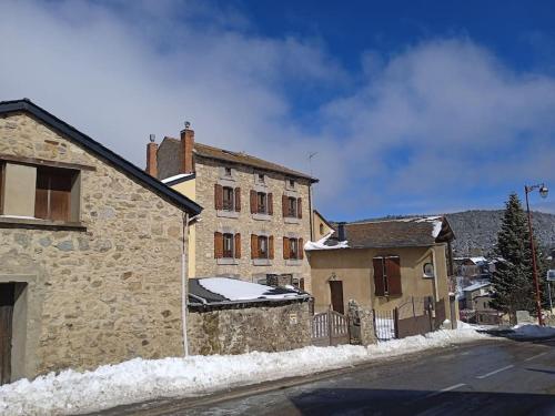 T4 duplex cœur village 10 mn piste free navette : Appartements proche de Fontpédrouse
