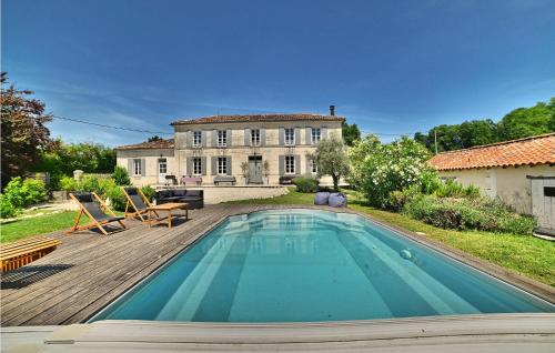 Beautiful Home In Arthenac With 6 Bedrooms, Wifi And Swimming Pool : Maisons de vacances proche de Neuillac