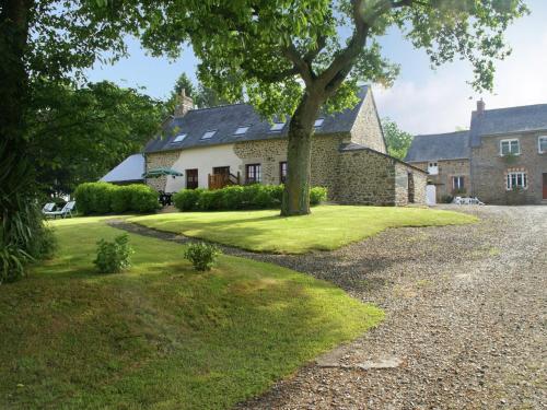 House with stunning views across the meadows : Maisons de vacances proche de Lourmais