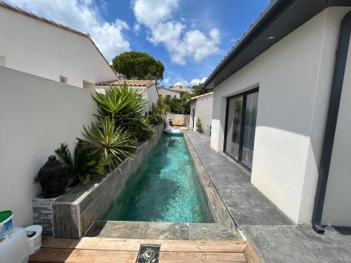 GROOMI La Moderne - Maison familiale avec piscine ! : Villas proche de Montaud