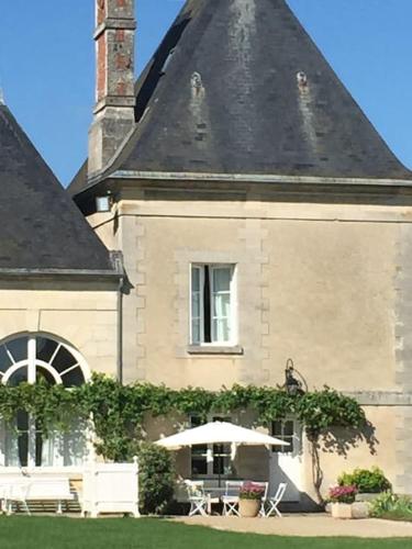 Charming Romantic Tower in Chateau Estate : Maisons de vacances proche de Jaignes
