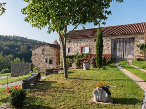 Holiday Home in Saint Beauzire with Garden and Private Terrace : Maisons de vacances proche de Villeneuve-d'Allier