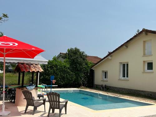 Villa tout confort climatisée 6 couchages piscine chauffée avec terrasse ombragée et boulodrome éclairés, barbecue, grand terrain clos, wifi gratuit : Villas proche de Biars-sur-Cère
