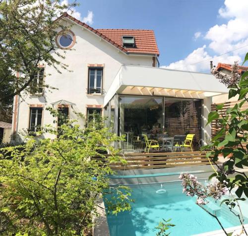 Proche Paris et Disney, maison avec piscine sauna : Villas proche de Noiseau