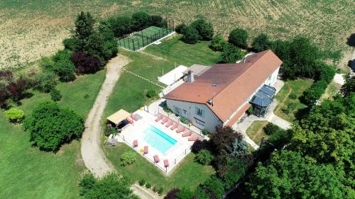 Maison Héléna by hellofriends, au vert, piscine, padel : Maisons de vacances proche de Coulangeron