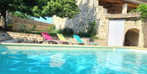 MAGNANERIE DE MONTREAL, grand gîte avec piscine : Maisons de vacances proche de Laurac-en-Vivarais