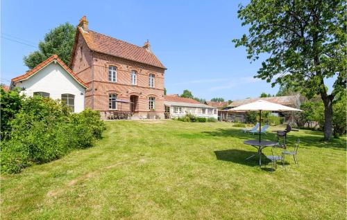 Awesome home in Fressin with 4 Bedrooms and WiFi : Maisons de vacances proche d'Avesnes
