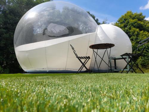 Nuit insolite dans une bulle avec jacuzzi privatif : Tentes de luxe proche de Saint-Georges-Montcocq