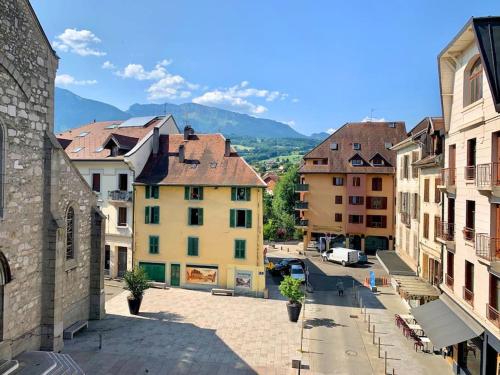 Apartment with mountain views in town centre : Appartements proche de La Chapelle-Rambaud
