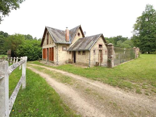 Pleasant Holiday Home in Raizeux with Garden : Maisons de vacances proche d'Orphin