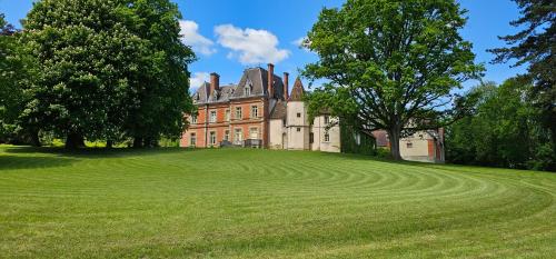 Château de Montpatey : B&B / Chambres d'hotes proche de Dracy-lès-Couches