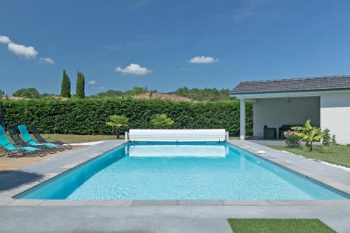 Villa Blanca - Maison climatisée piscine privée : Maisons de vacances proche d'Isle-Saint-Georges