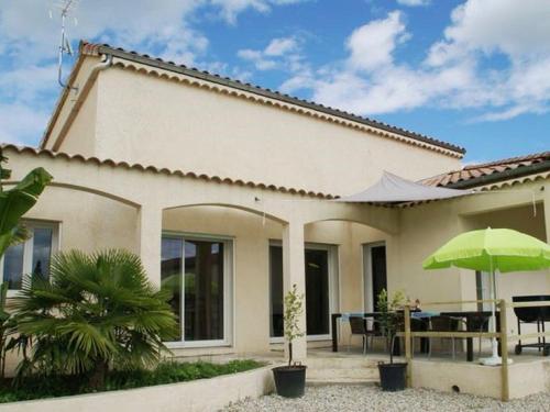 Chic Holiday Home in Pradons with Swimming Pool : Maisons de vacances proche de Pradons