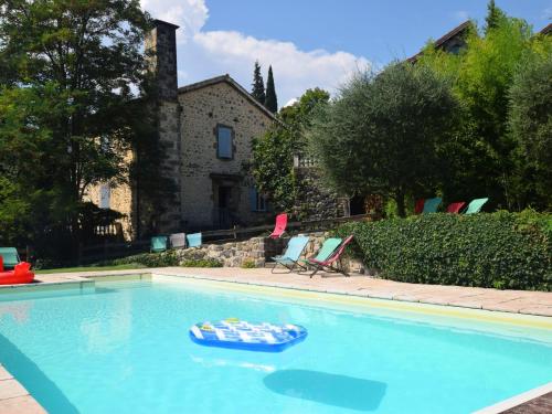 Lovely house with grass garden shared swimmingpool next to the river Ard che : Maisons de vacances proche de Juvinas