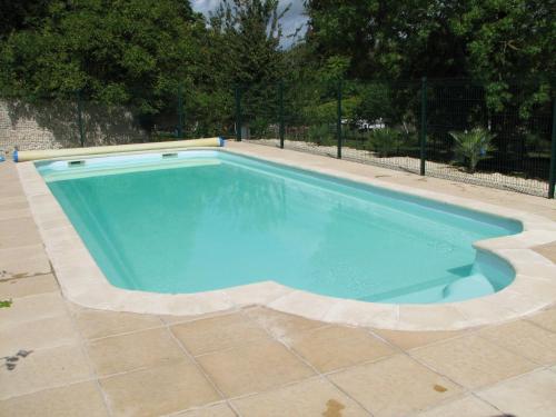 Chic Apartment in Segonzac with Swimming Pool : Maisons de vacances proche d'Angeac-Champagne