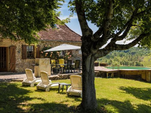 Farmhouse with private pool large garden and playground : Maisons de vacances proche de Thenon