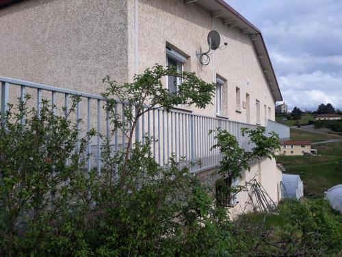 Gîte Saint-Romain-en-Jarez, 3 pièces, 4 personnes - FR-1-496-295 : Maisons de vacances proche de Saint-Denis-sur-Coise
