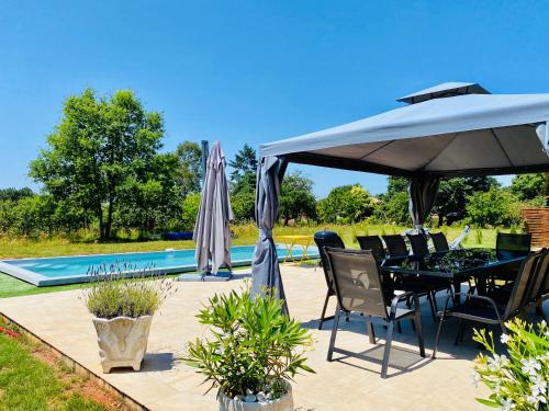 3-Bedroom Holiday Home with Heated Private 10x4M Salt Water Swimming Pool : Maisons de vacances proche de Soulaures