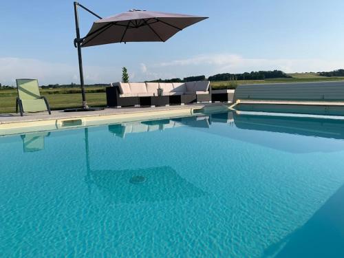 Maison de campagne avec piscine et salle de jeux sur 8000 m2. : Villas proche de Lachapelle