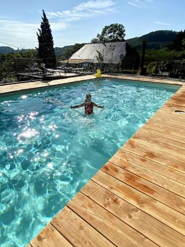 Maison Bons Jours. Grange traditionelle avec piscine : Maisons de vacances proche de Brignac-la-Plaine