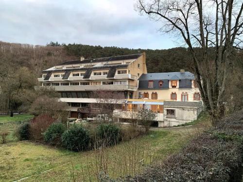 Grande demeure avec parc privée au bord de la rivière : Villas proche de Saint-Ouen-de-Mimbré