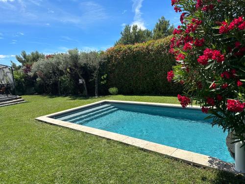 Villa in the countryside of Aix-en-Provence with swimming pool, bowling alley, air conditioning... : Villas proche de Ventabren