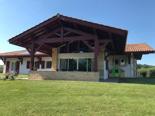Grande villa avec magnifique vue sur les montagnes : Maisons de vacances proche de Louhossoa