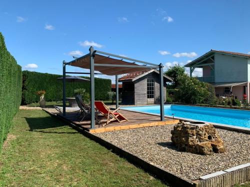 Gîte ferme équestre avec piscine : Maisons de vacances proche de Mormès
