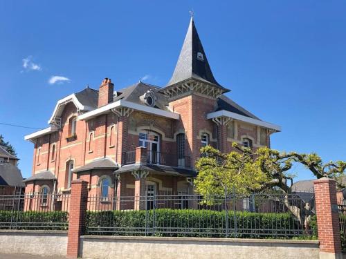 Maison de maître dans un village à la campagne : Villas proche d'Origny-en-Thiérache