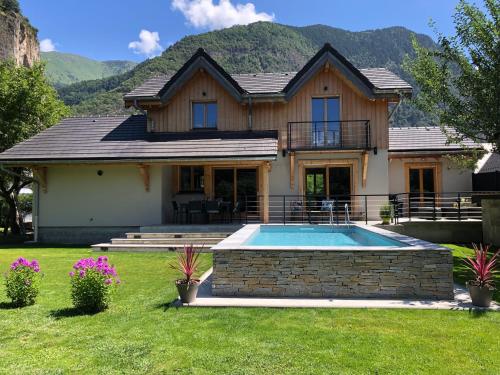 Chalet Barbara with swimming pool in the heart of Oisans : Chalets proche de Le Périer