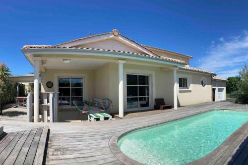 Maison moderne avec piscine : Villas proche de Saint-Médard-d'Eyrans
