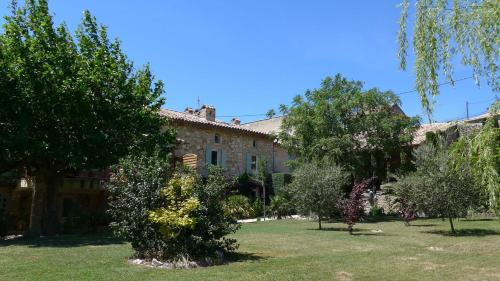 Gites au Château des Estubiers : Maisons de vacances proche de Les Granges-Gontardes