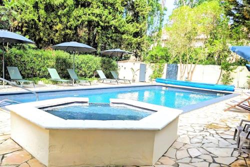 Gîte à la ferme, billard et jacuzzi privé et piscine. : Maisons de vacances proche d'Aigues-Vives