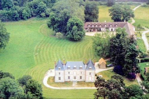 La Breteche-Le château et les dépendances : Maisons de vacances proche de Jouy-le-Potier