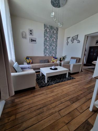 Private room and salon in Paris Villabé : Sejours chez l'habitant proche de Fontenay-le-Vicomte