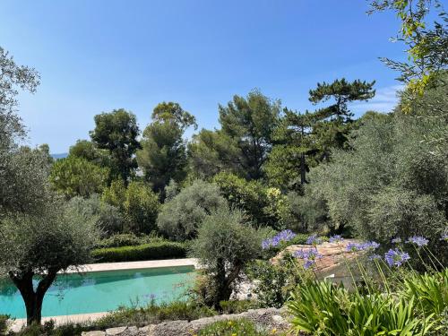 Renovated Provencal villa with panoramic view and large pool : Villas proche de Châteauneuf-Grasse