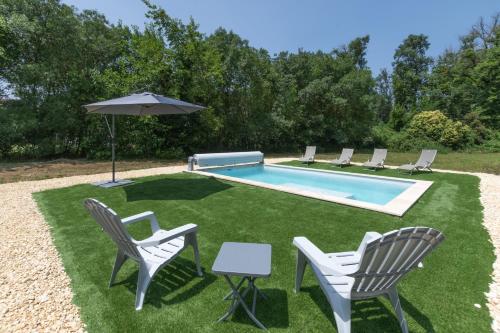 Villa Esparots - Maison avec piscine partagée : Maisons de vacances proche de Berrias-et-Casteljau