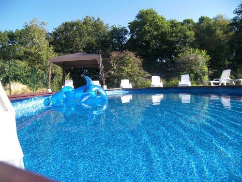 Bonne Chere, Family Friendly Cottage with Pool LPS : Maisons de vacances proche de Guern