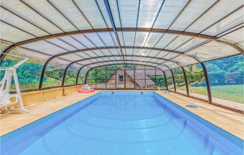 Nice Home In Centres With Outdoor Swimming Pool, Wifi And 5 Bedrooms : Maisons de vacances proche de Lédergues