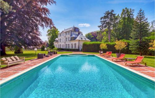 Beautiful Home In Grainville-ymauville With Outdoor Swimming Pool, Wifi And 12 Bedrooms : Maisons de vacances proche de Saint-Maclou-la-Brière