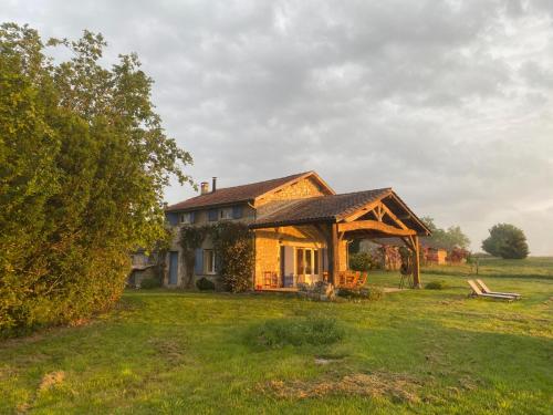 Guest house avec vue sur 2 hectares : Maisons de vacances proche de Bourgougnague
