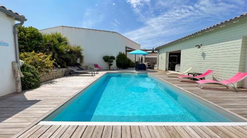 Dans le centre du village de Ste Marie, au calme, superbe villa avec piscine : Villas proche de Sainte-Marie-de-Ré