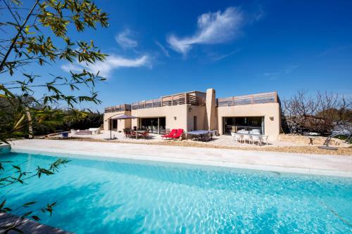 Belle villa contemporaine de 300m2 avec piscine : Villas proche de La Roque-sur-Pernes