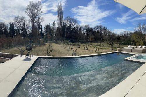 Villa neuve piscine et jacuzzi au milieu des oliviers : Villas proche d'Aurons