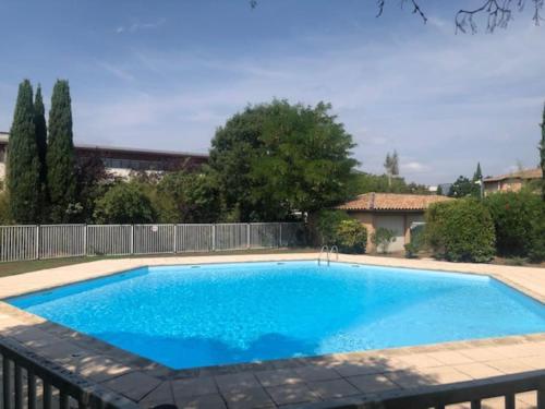 Confortable Studio dans résidence avec piscine : Appartements proche de Frouzins