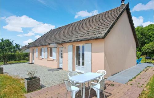 Stunning Home In Hardinvast With Wifi And 4 Bedrooms : Maisons de vacances proche de Breuville