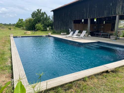 Maison familiale à la campagne avec piscine : Maisons de vacances proche de Romestaing